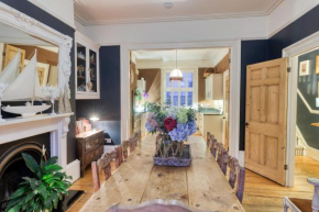 Artist House - Charming four bedroom house with American style diner family room